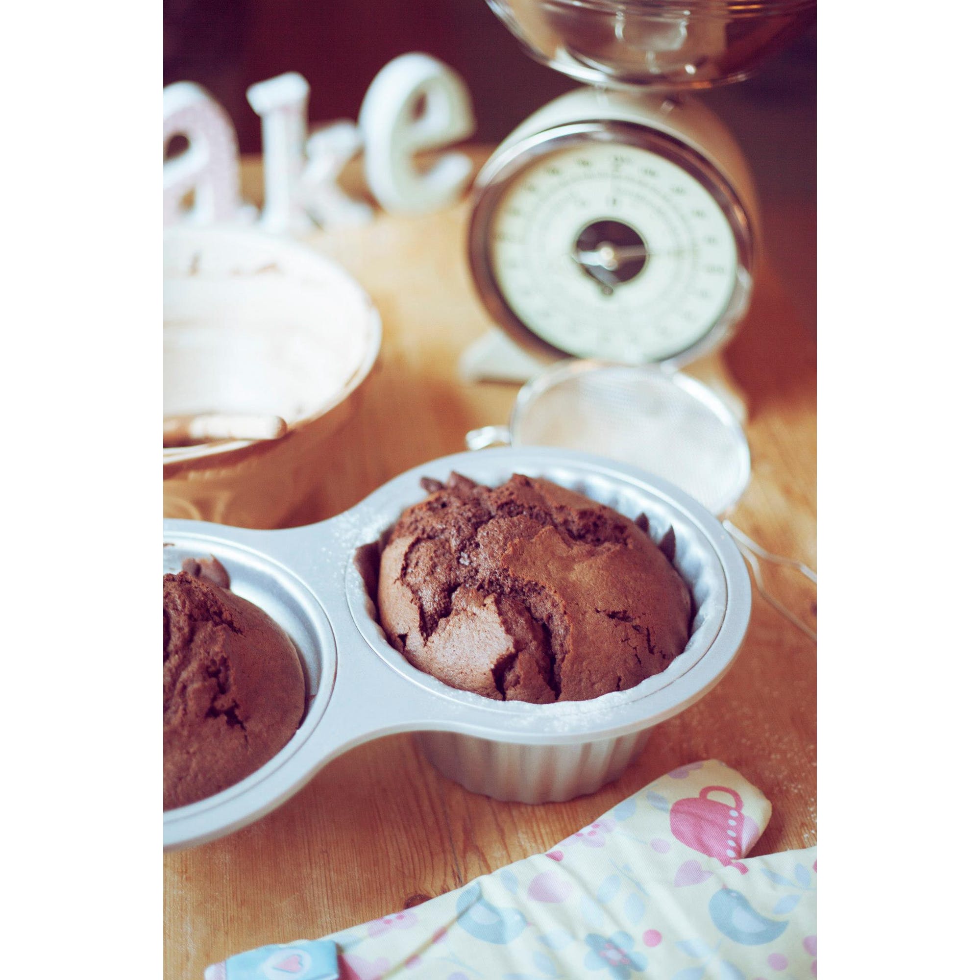Cake Tin: Jumbo Cupcake Baking Tin - Image 3