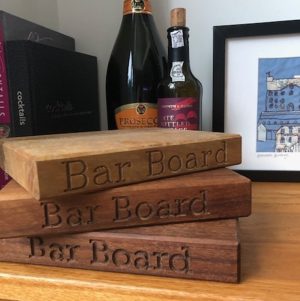 Bar Board: 15cm x 20cm Board with 'Gin & Tonic' and 'Bar Board' Text, Brown Oak Wood