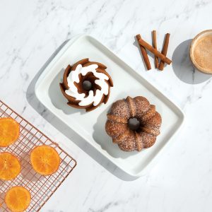 Bundt Pan: Classic Bundt, 5 Cups, Gold