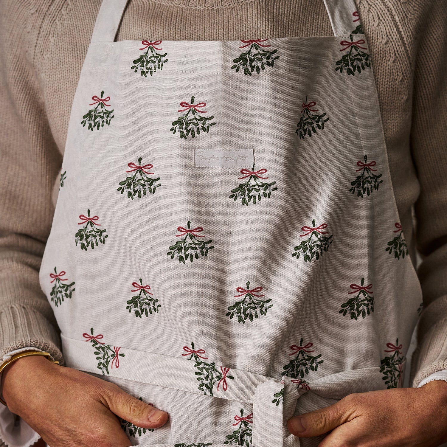 Apron: 90cm x 72cm Sophie Allport Mistletoe Apron, Cotton